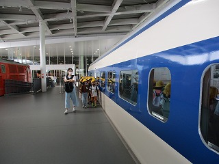 1･2年遠足（京都鉄道博物館）を開きます。